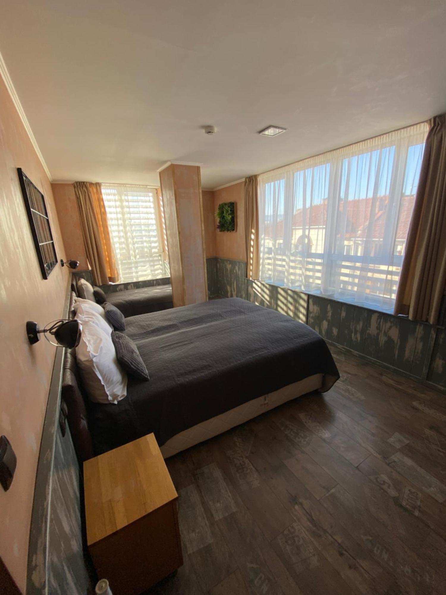 City Hotel เวลีคอเทอร์โนโว ภายนอก รูปภาพ